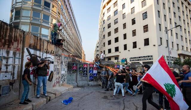 یورش معترضان لبنانی به وزارت امور عمومی و حمل و نقل