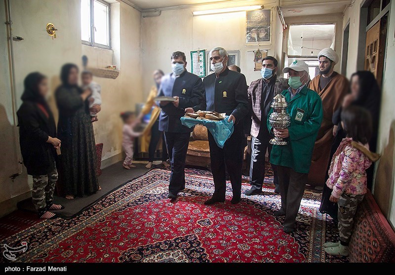 عکس/ آزادسازی بانوی زندانی توسط آستان قدس رضوی در کرمانشاه