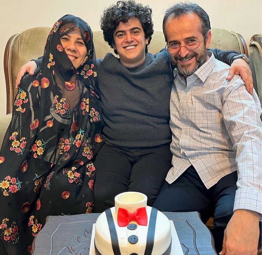 عکس یادگاری امیر محمد در کنار پدر و مادرش
