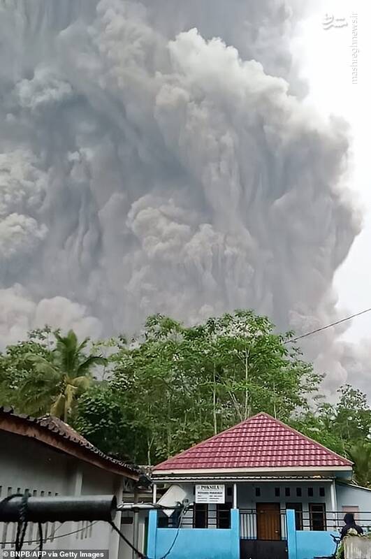 لحظه فوران آتشفشان در اندونزی