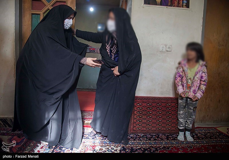 عکس/ آزادسازی بانوی زندانی توسط آستان قدس رضوی در کرمانشاه