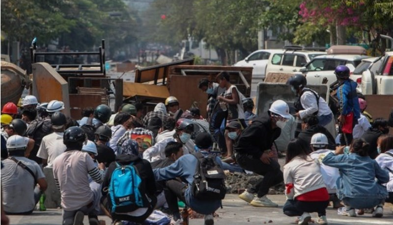 ارتش میانمار معترضان را با خودرو زیر گرفت