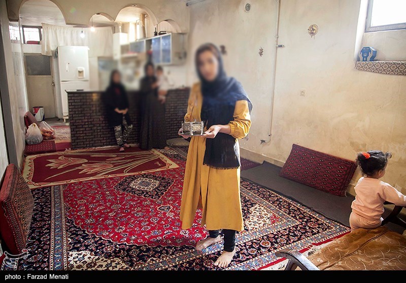 عکس/ آزادسازی بانوی زندانی توسط آستان قدس رضوی در کرمانشاه