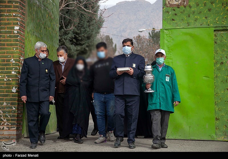 عکس/ آزادسازی بانوی زندانی توسط آستان قدس رضوی در کرمانشاه