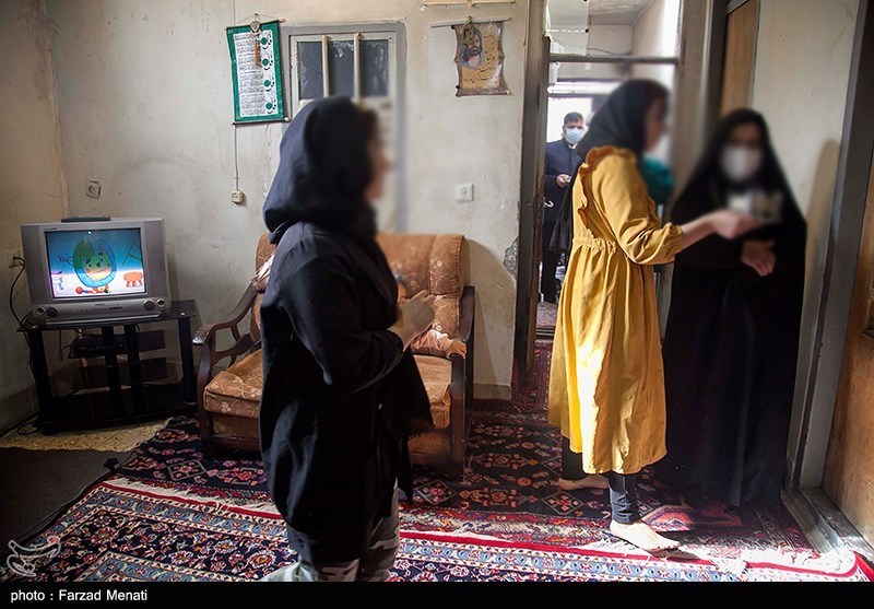 عکس/ آزادسازی بانوی زندانی توسط آستان قدس رضوی در کرمانشاه