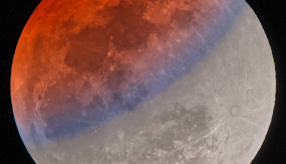 نوار آبی در لبه ماه سرخ  