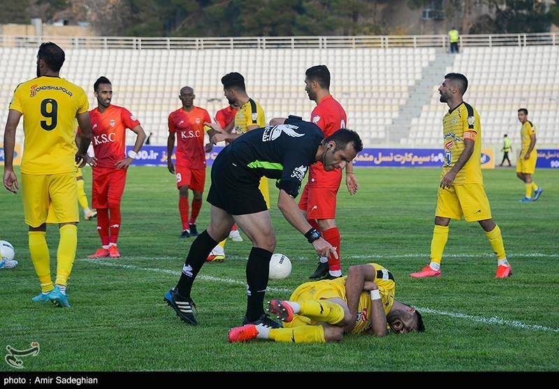مصدومیت در دیدار تیمهای فوتبال فجر سپاسی شیراز و فولاد خوزستان