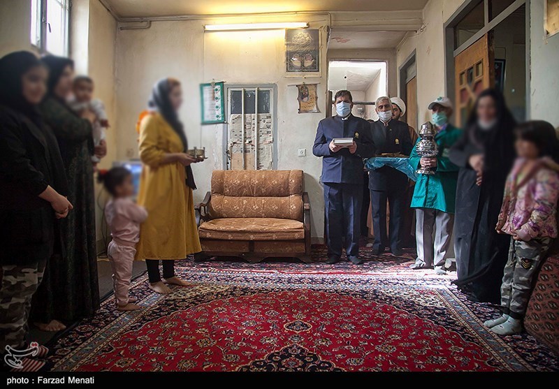عکس/ آزادسازی بانوی زندانی توسط آستان قدس رضوی در کرمانشاه