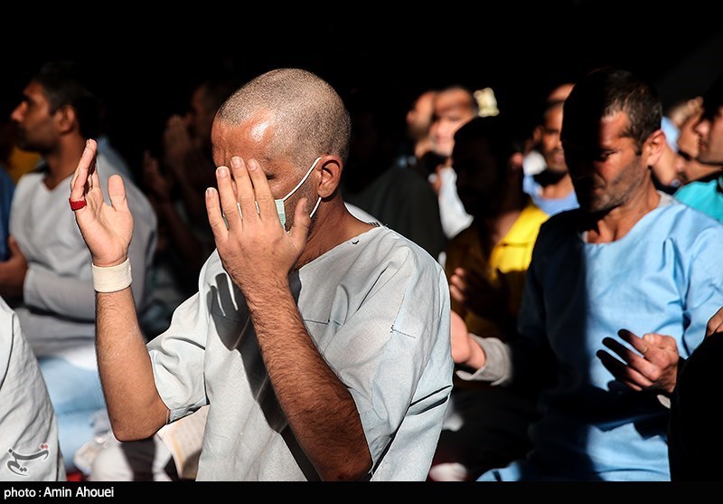دعا و مناجات معتادان متجاهر در مرکز بازپروری