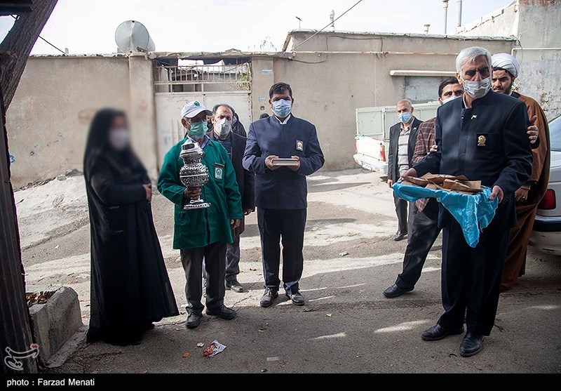 عکس/ آزادسازی بانوی زندانی توسط آستان قدس رضوی در کرمانشاه
