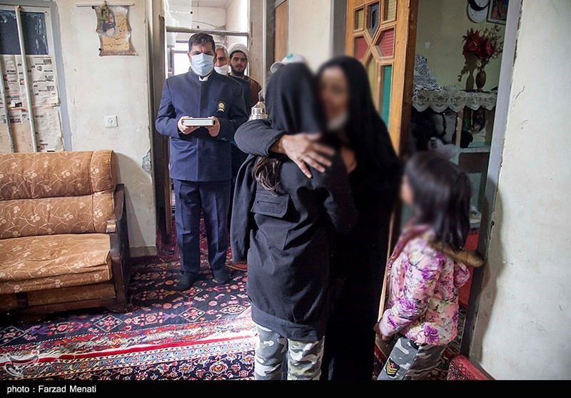 عکس/ آزادسازی بانوی زندانی توسط آستان قدس رضوی در کرمانشاه