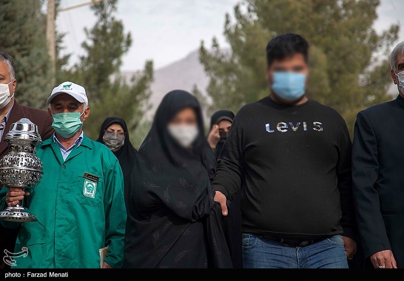 عکس/ آزادسازی بانوی زندانی توسط آستان قدس رضوی در کرمانشاه