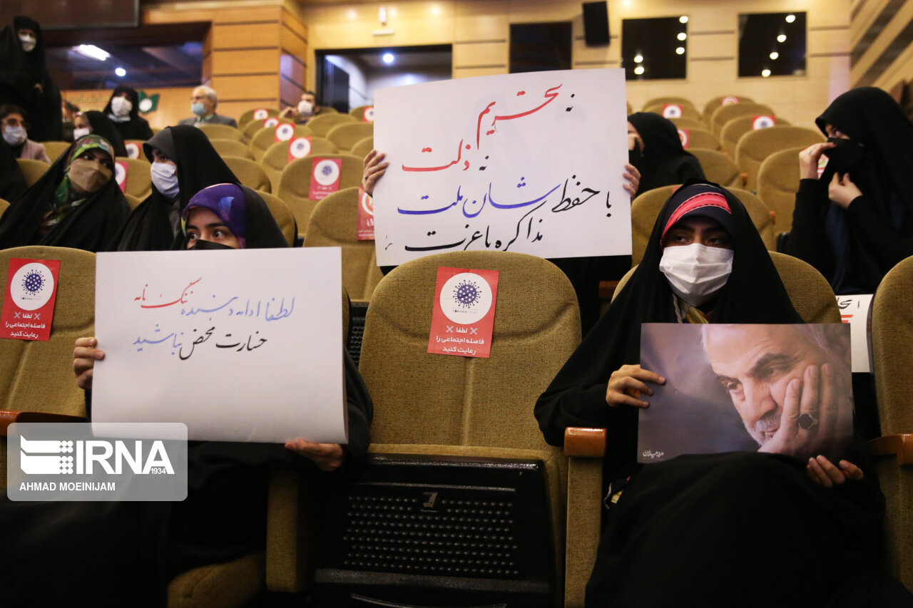 عکس/ تصویر حاج قاسم در دست دانشجویان شهید بهشتی