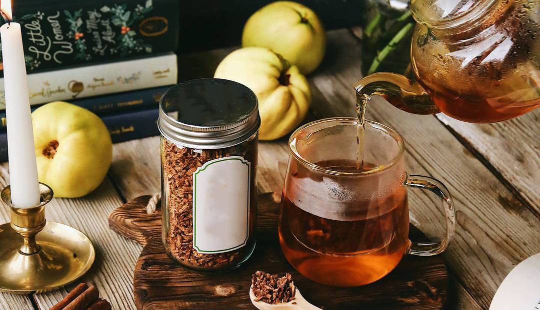 آموزش «دمنوش به و سیب» پاییزی در خانه