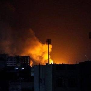 حمله جنگنده‌های سعودی به مخازن سوخت در پایتخت یمن
