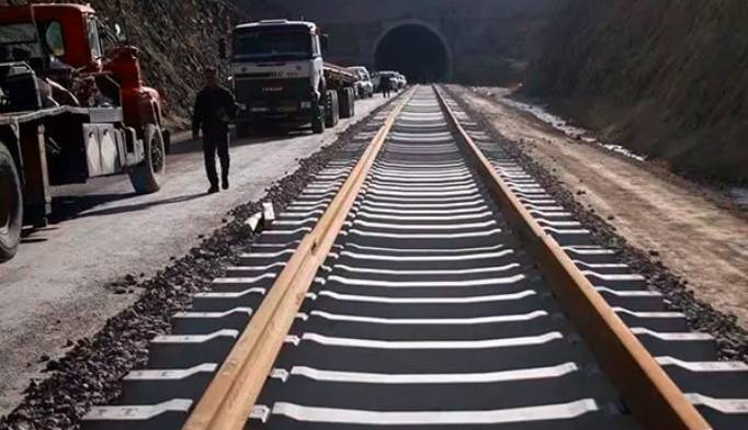 پیشرفت فیزیکی ۵۵ درصدی زیرسازی راه‌آهن در بام ایران