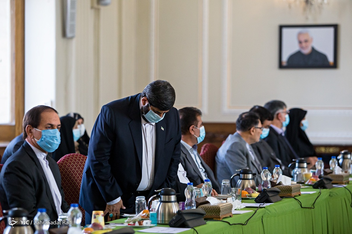 عکس/ نماز خواندن یکی از نمایندگان وسط جلسه با وزیر خارجه!