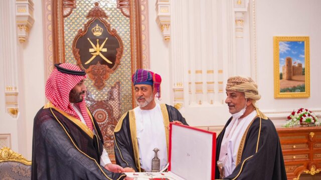 پادشاه عمان یکی از بالاترین نشان‌های این کشور را به بن سلمان داد