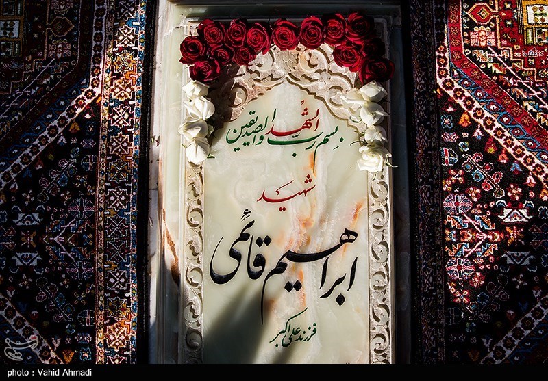 عکس/ دیدار مادر با مزار فرزندش بعد از ۳۹ سال