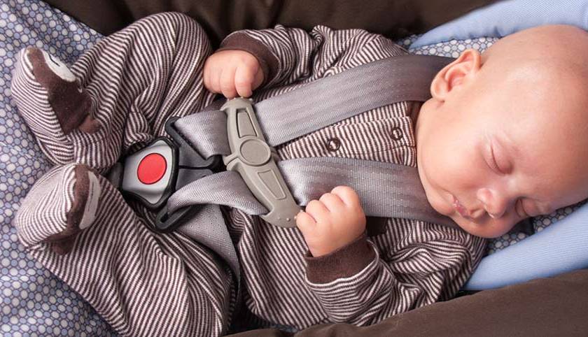 مراقبت های ساده اما مهم از نوزاد خوابیده در ماشین