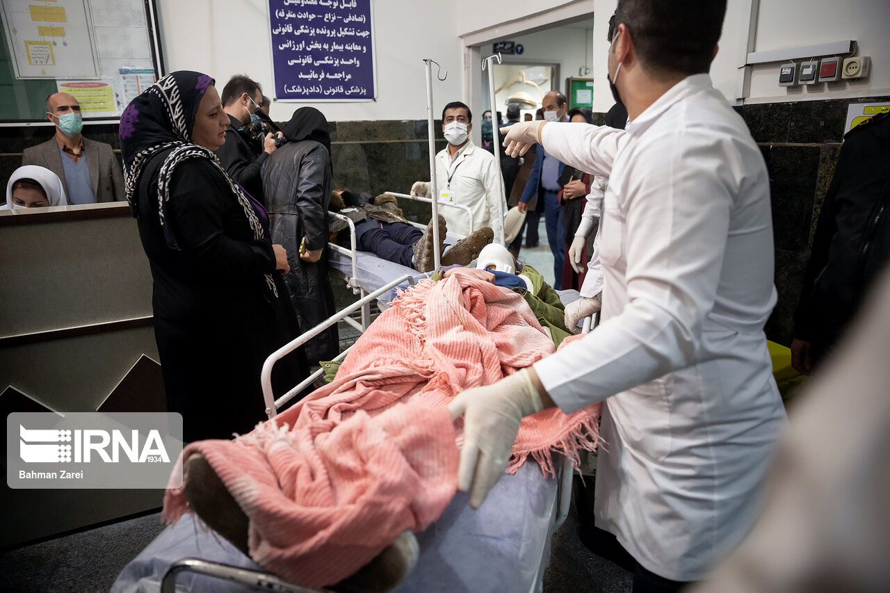 عکس/ انتقال دانش آموزان مصدوم حادثه تصادف به بیمارستان کرمانشاه