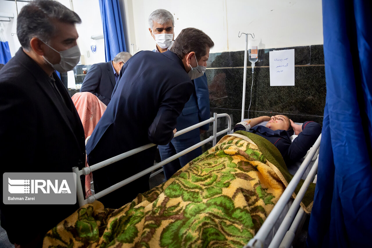 عکس/ انتقال دانش آموزان مصدوم حادثه تصادف به بیمارستان کرمانشاه