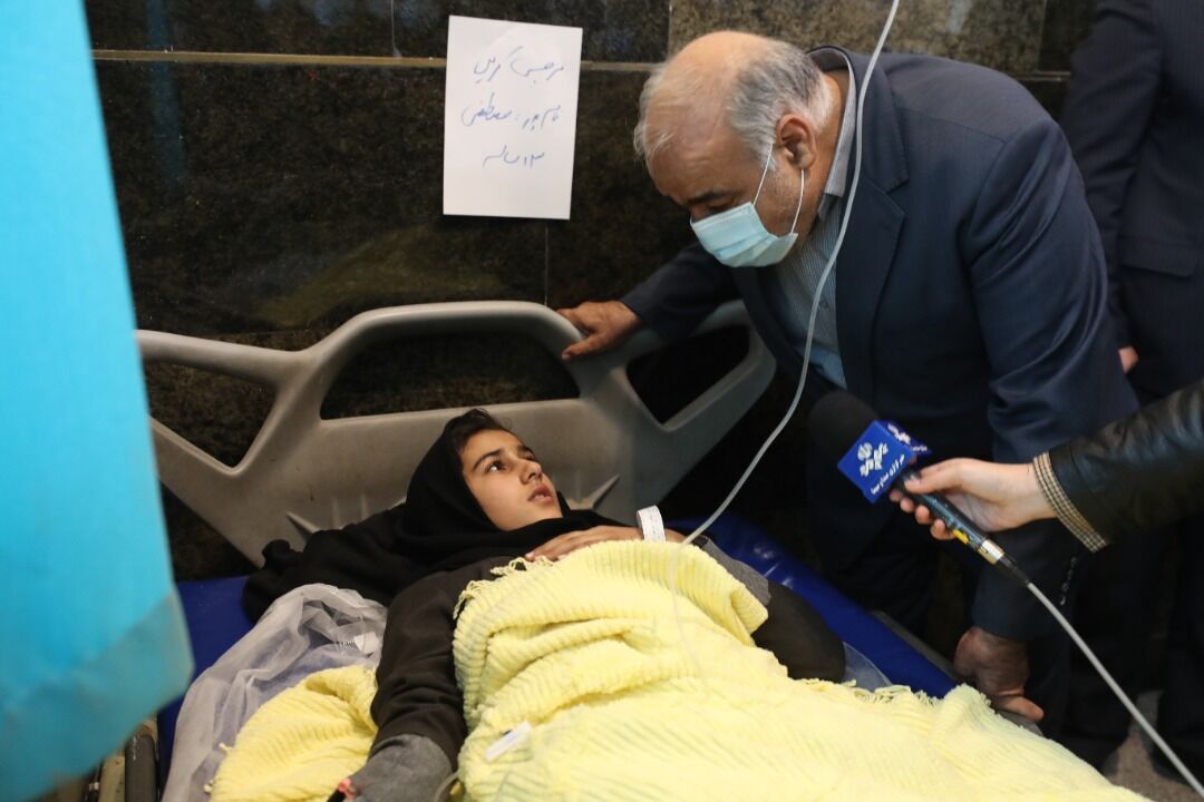 استاندار کرمانشاه از دانش‌آموزان مصدوم سانحه تصادف عیادت کرد