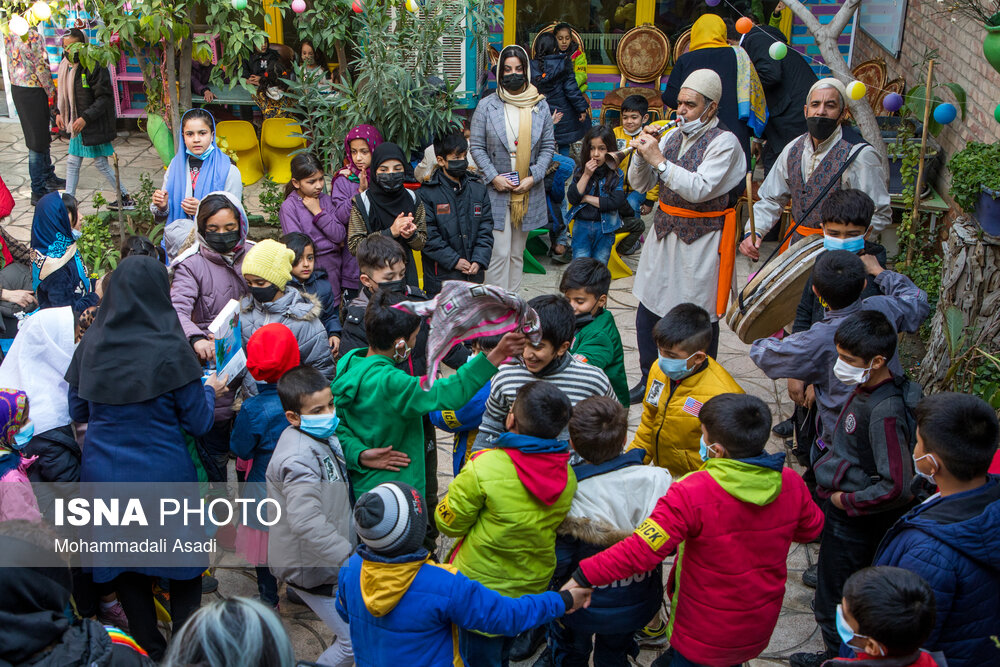 عکس/ جشن یلدا در کوچه‌های تهران