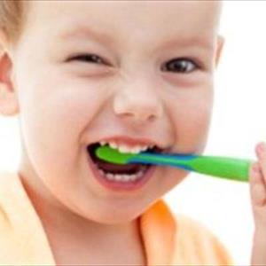 چرا ریشه دندان کودکان گچی می شود؟