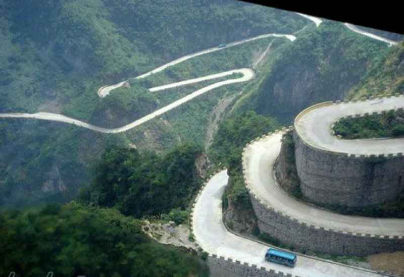 جاده ای زیبا و خطرناک در چین