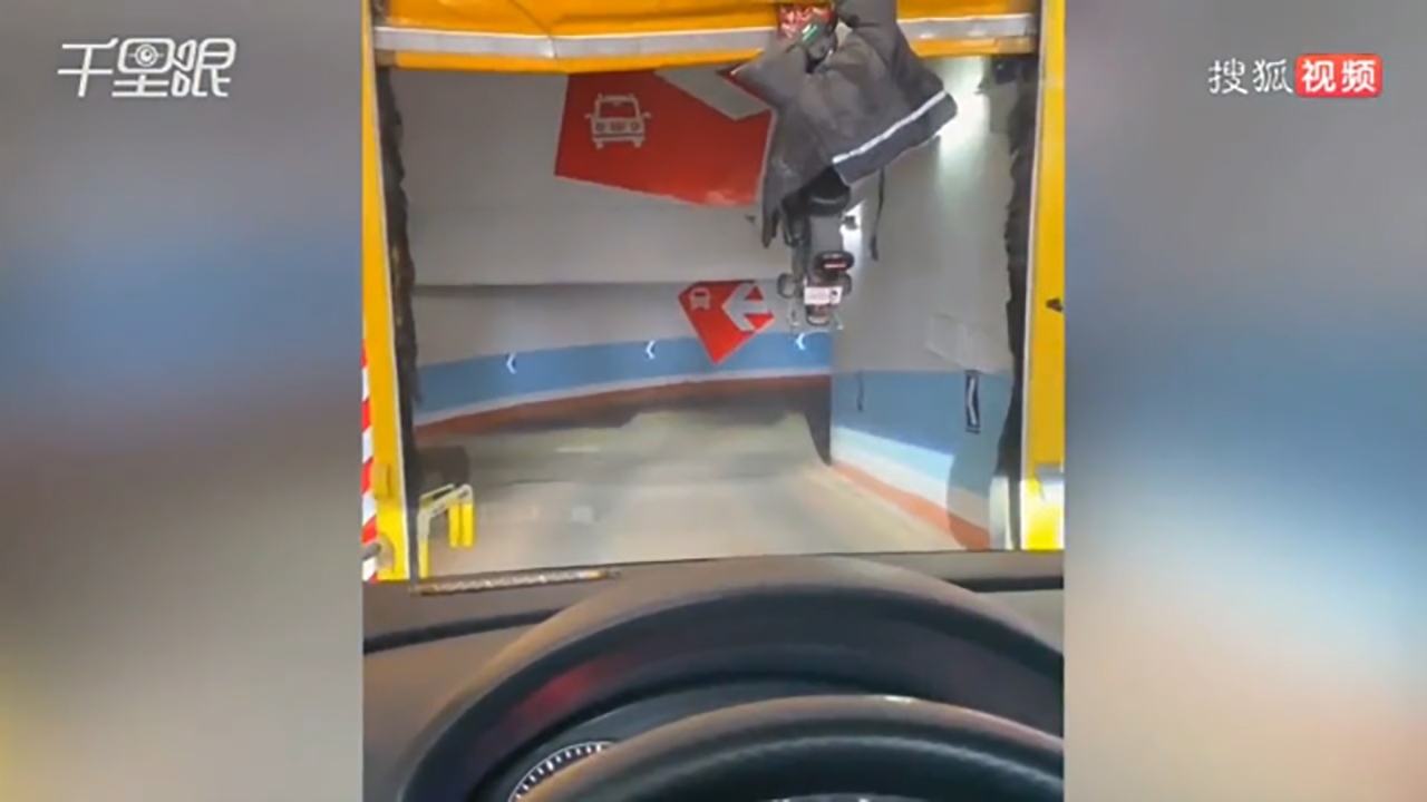 لحظه گیر کردن موتورسیکلت به درب پارکینگ