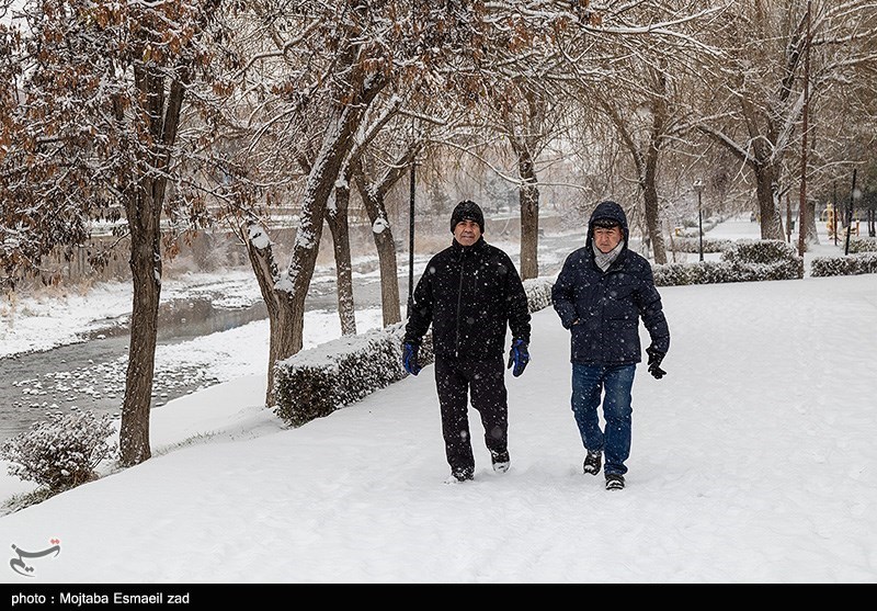 عکس/ ورزش در اولین برف سنگینِ زمستانیِ ارومیه