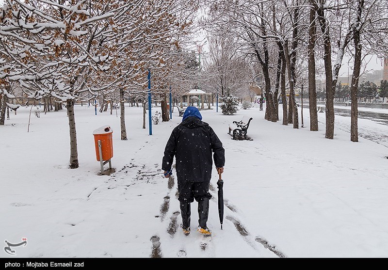 عکس/ ورزش در اولین برف سنگینِ زمستانیِ ارومیه