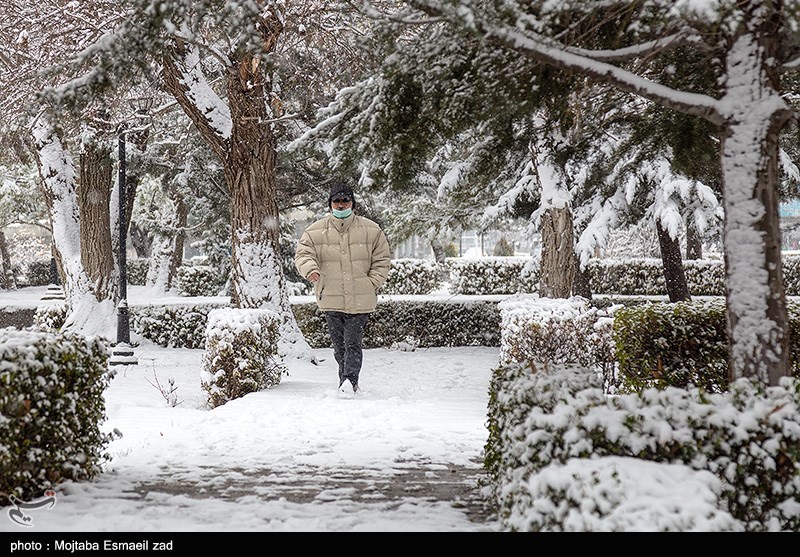 عکس/ ورزش در اولین برف سنگینِ زمستانیِ ارومیه