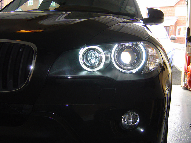 چرا خودروهای جدید ملزم به داشتن چراغ روشنایی در روز هستند؟