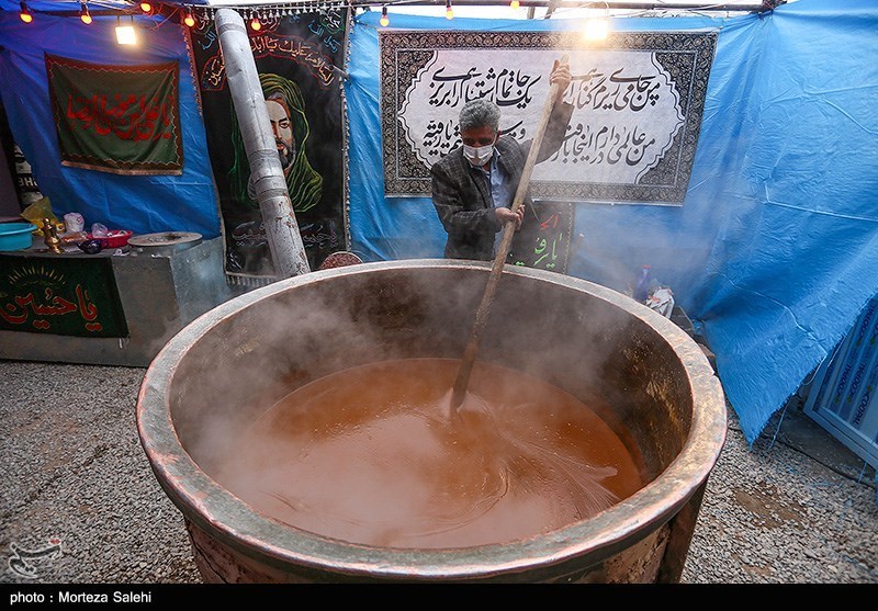 پخت سمنوی نذری ایام فاطمیه در مبارکه اصفهان 