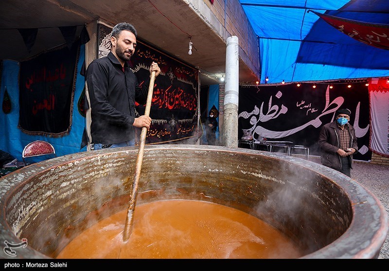 پخت سمنوی نذری ایام فاطمیه در مبارکه اصفهان 