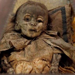 4گوشه دنیا/ کشف راز‌ جنازه‌های مومیایی‌شده کودکان در دخمه‌های ایتالیا