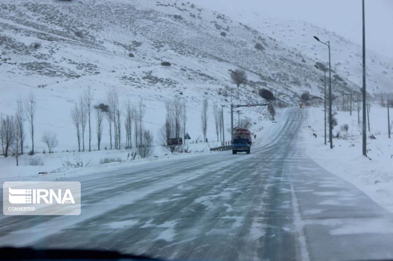 برف راه ارتباطی ۱۲۲ روستای آذربایجان غربی را مسدود کرد