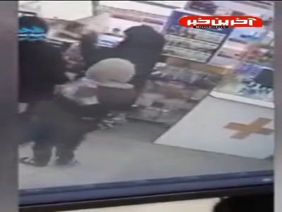 سرقت حرفهای موبایل در داروخانه توسط یک زن سرقت حرفهای موبایل در داروخانه توسط یک زن