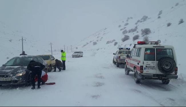 سرنشینان 50 خودرو گرفتار در برف نجات یافتند