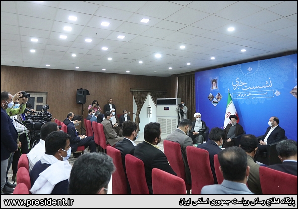 عکس یادگاری خبرنگاران هرمزگان با رئیس جمهور در نشست خبری