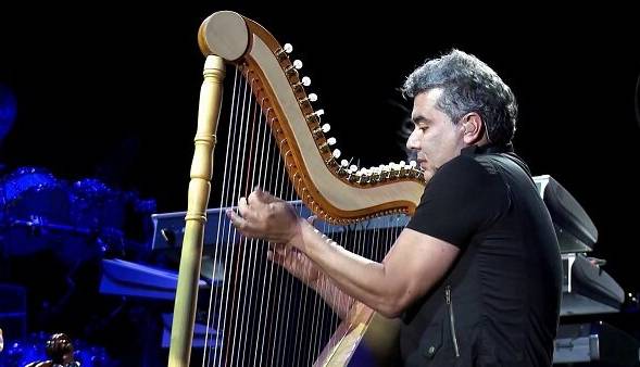 اجرای زیبایی با ساز چنگ توسط نوازنده اهل پاراگوئه