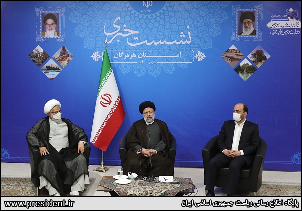 عکس یادگاری خبرنگاران هرمزگان با رئیس جمهور در نشست خبری