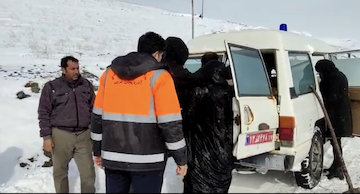راهداران شهرستان خوی ناجی مادر گرفتار در برف و کولاک شدند