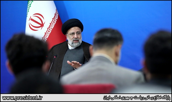 عکس یادگاری خبرنگاران هرمزگان با رئیس جمهور در نشست خبری