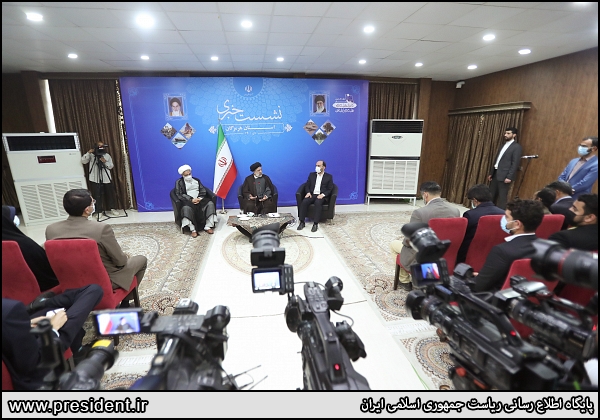 عکس یادگاری خبرنگاران هرمزگان با رئیس جمهور در نشست خبری