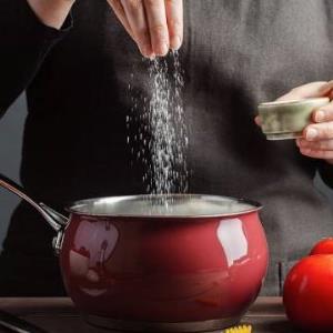 ساده‌ترین ترفند برای رفع بوی غذاها از خانه