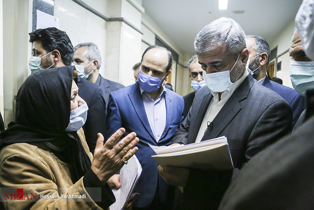 رئیس کل دادگستری تهران در راهروهای مجتمع قضایی عدالت