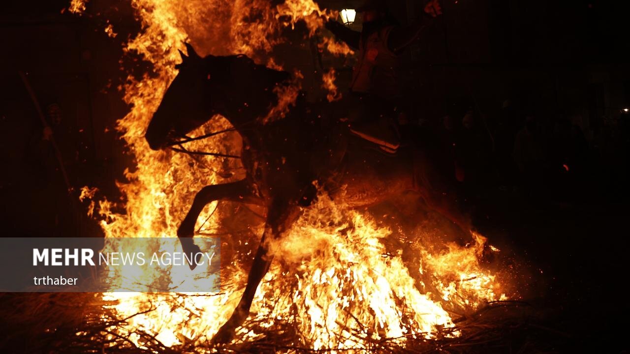 عکس/ عبور با اسب از میان آتش در جشنواره‌ سنتی اسپانیا